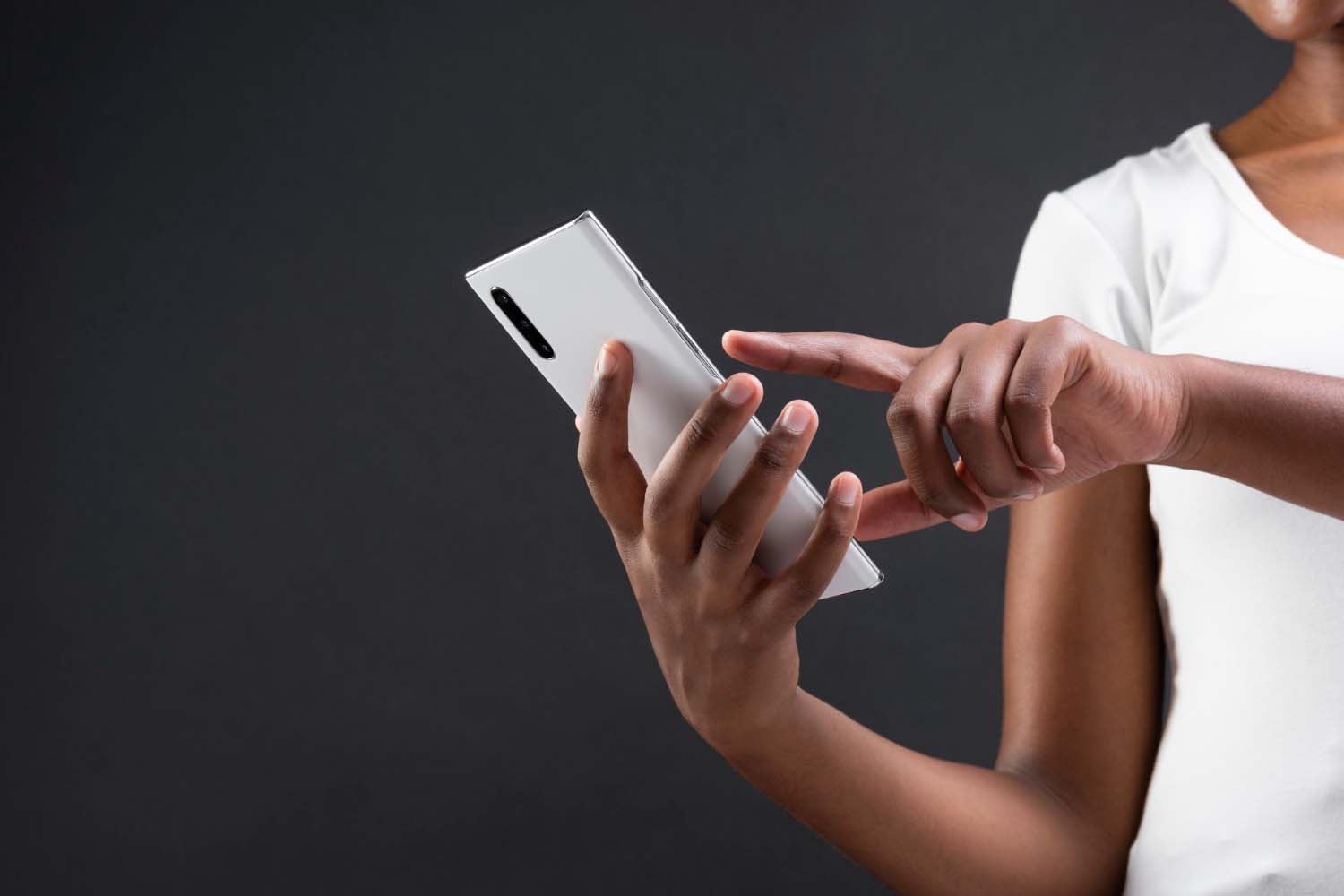 african-woman-using-smartphone (750 x 500)